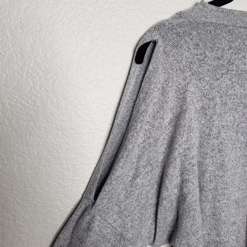 ❌SOLD❌ Acemi Gray Cold Shoulder Top - Picture 3 of 4